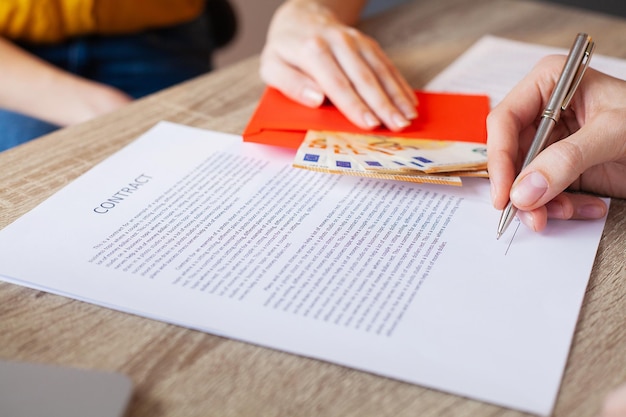 Um humano no escritório recebe o suborno para assinar o contrato.