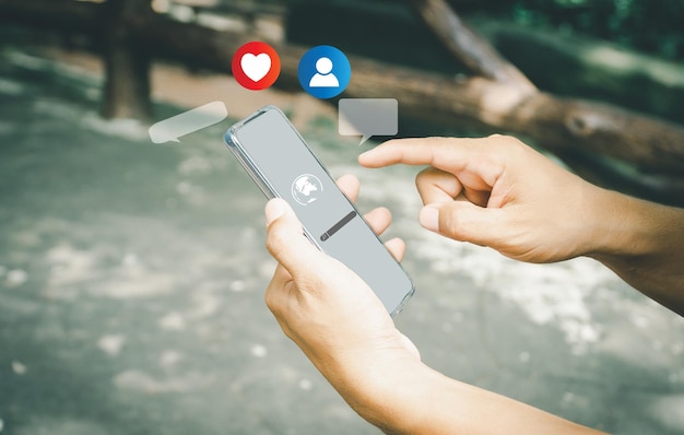 Foto um humano usando um smartphone com mídia social o conceito de viver de férias e jogar mídia social distanciamento social mídia social e conceito digital on-line conceito de viagem