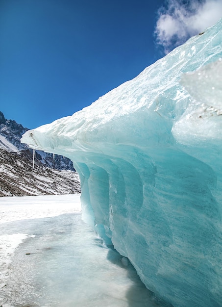 Foto um iceberg azul com uma linha branca que diz gelo.