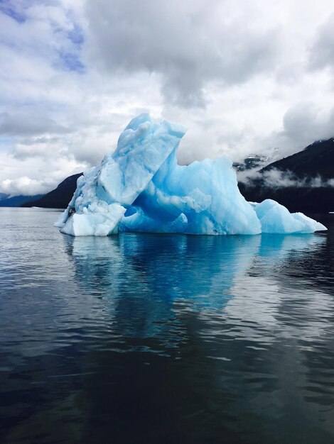 Foto um iceberg no lago contra o céu