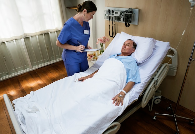 Um idoso doente está hospedado em um hospital