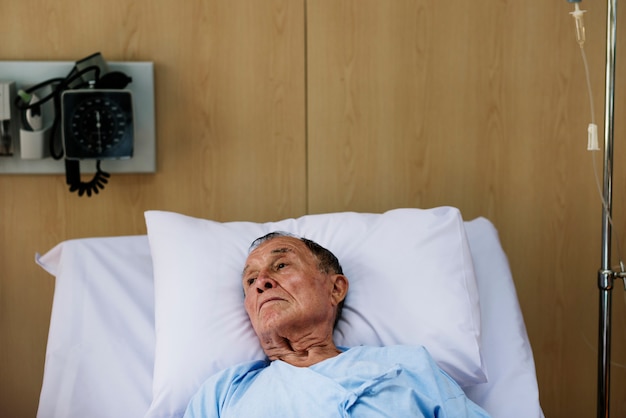 Foto um idoso doente ficar em um hospital