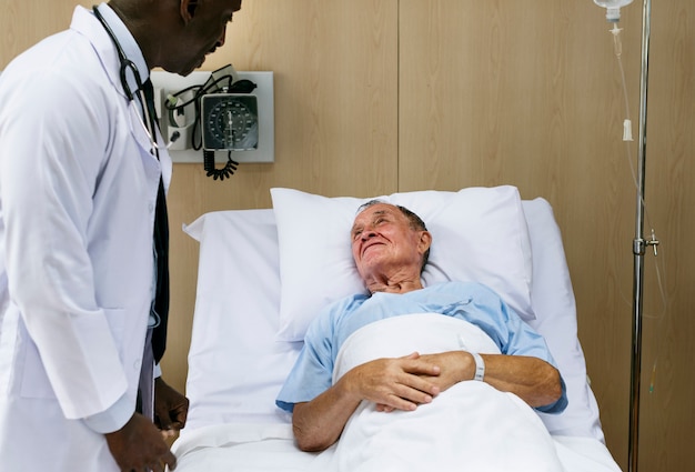 Foto um idoso doente hospedado em um hospital
