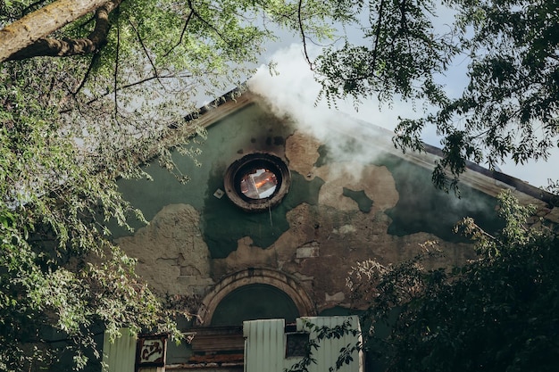 Um incêndio no telhado de um antigo prédio abandonado