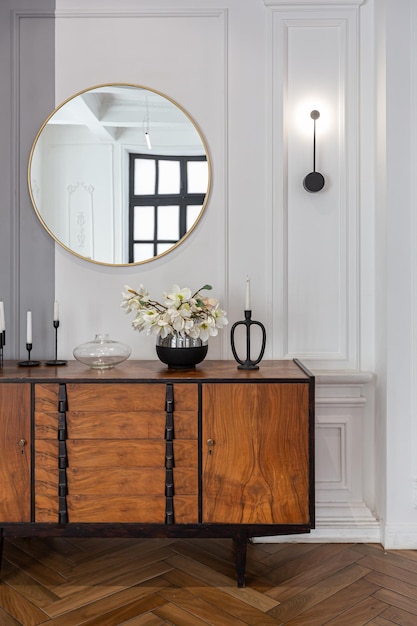 um interior brilhante e caro de uma grande sala de estar em uma mansão histórica com arcos arqueados, colunas e paredes brancas decoradas com ornamentos e estuque