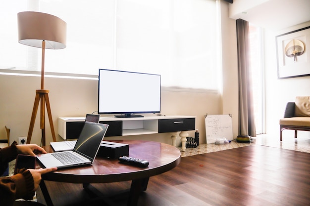 Um interior elegante com laptop e TV