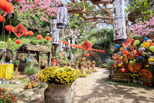 Um jardim com uma lanterna e flores