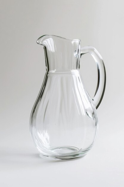 Foto um jarro de vidro transparente com um punho robusto e um bico perfeito para servir bebidas