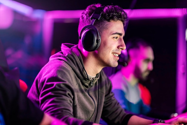 Um jogador sorridente ganhando torneio em videogame na sala de jogos