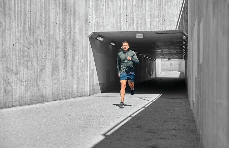 Foto um jovem a correr para fora do túnel.