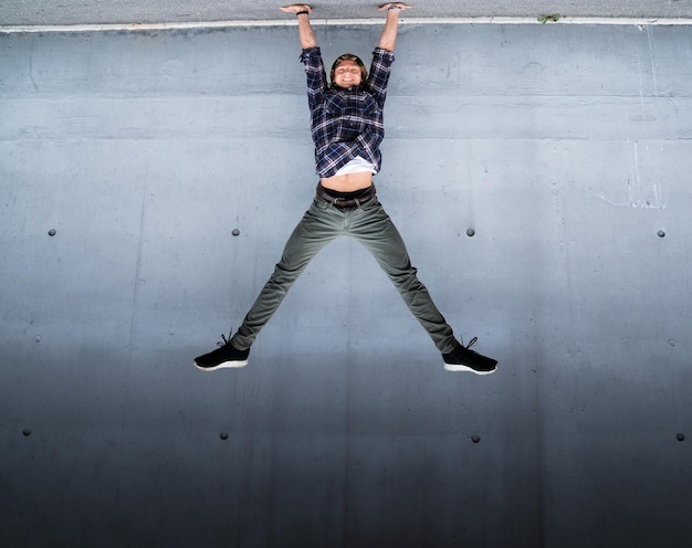 Foto um jovem a saltar de comprimento.