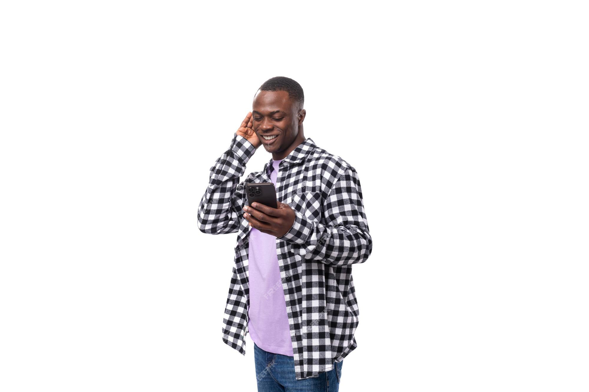 Um jovem africano bonito com corte de cabelo curto em camisa