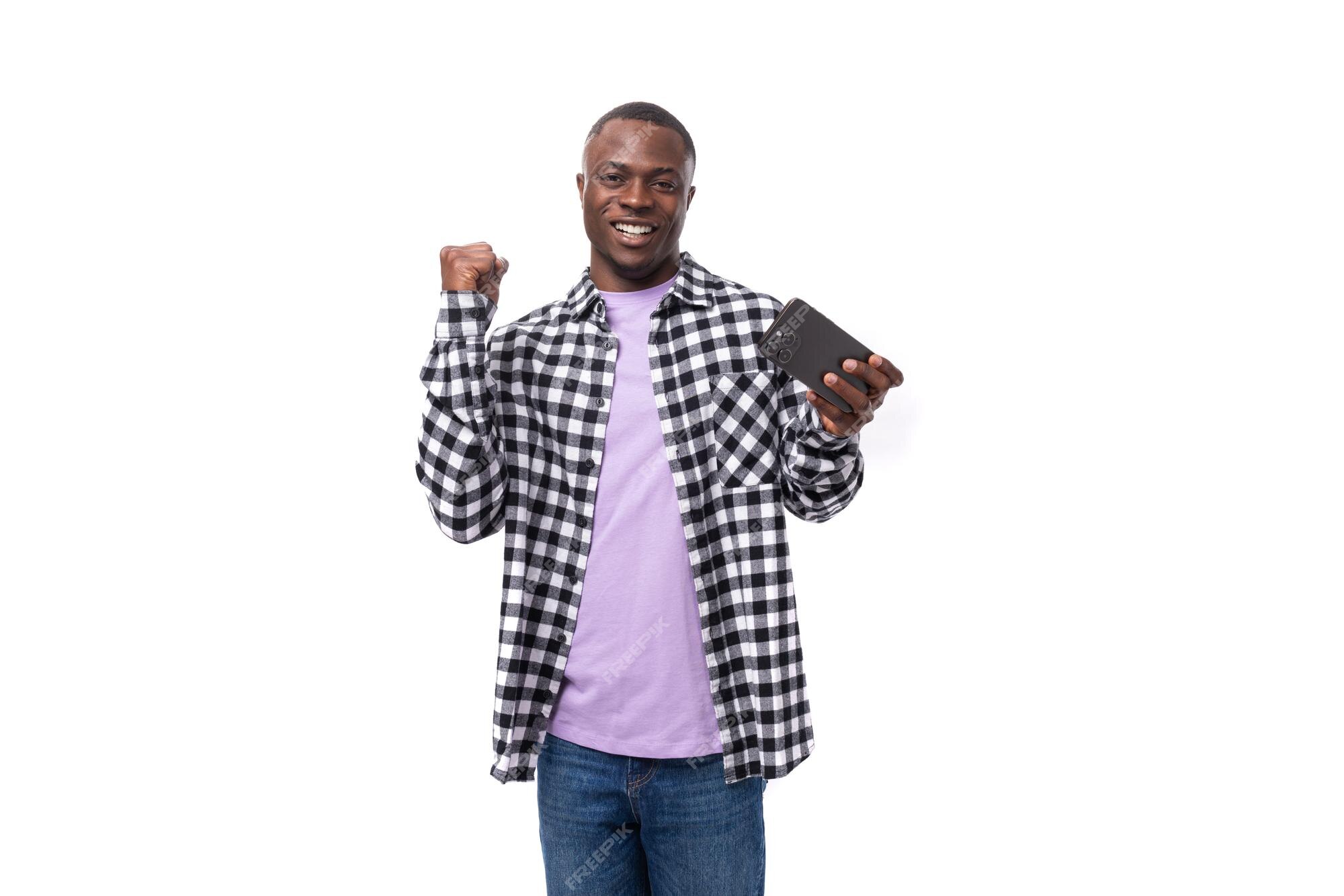 Um jovem africano bonito com corte de cabelo curto em camisa