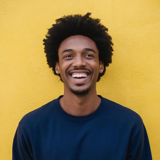 Foto um jovem africano sorridente sobre a parede amarela
