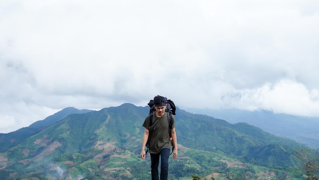 um jovem alpinista que está indo para o topo de uma montanha na Indonésia