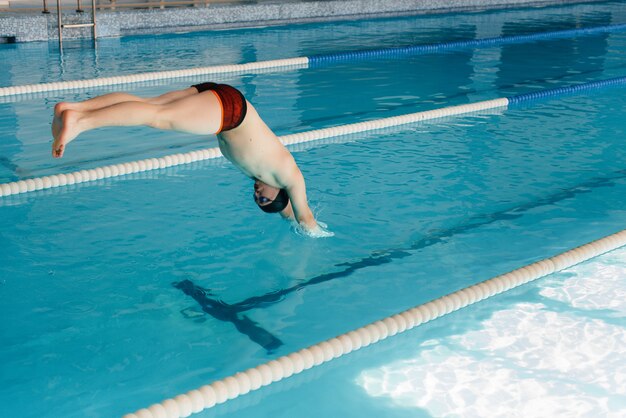 Um jovem atleta treina e se prepara para competições de natação na piscina. Estilo de vida saudável.