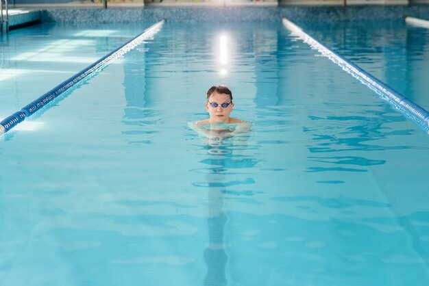 Um jovem atleta treina e se prepara para competições de natação na piscina