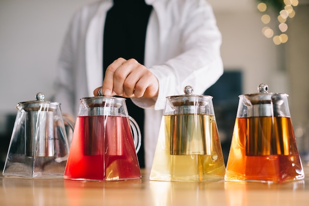 Foto um jovem barista prepara deliciosos chás em um café moderno