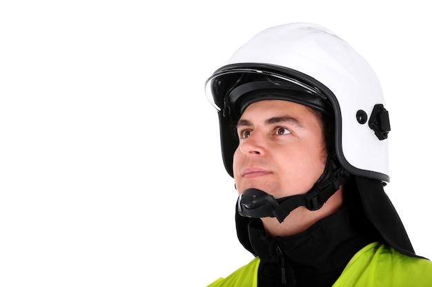 um jovem bombeiro com um capacete branco olhando contra um fundo branco
