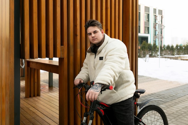 Um jovem bonito parou para descansar enquanto andava de bicicleta.