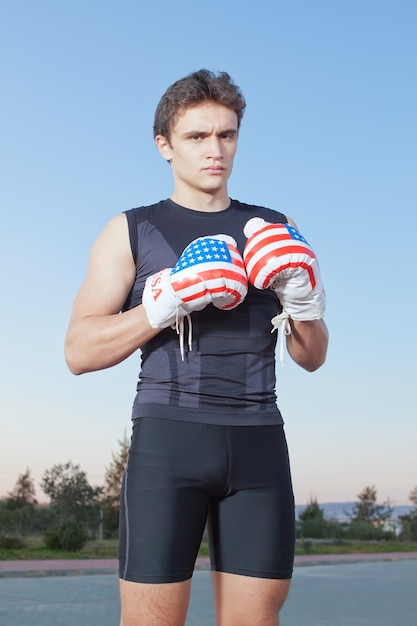 Um jovem boxeador com luvas dos Estados Unidos da América.