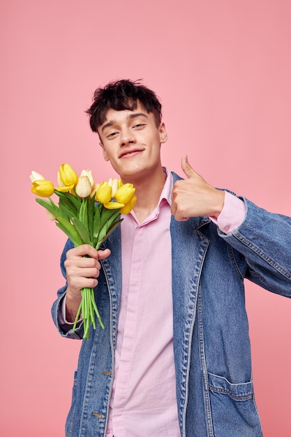 Um jovem buquê de flores amarelas presente de férias estilo elegante feriado inalterado