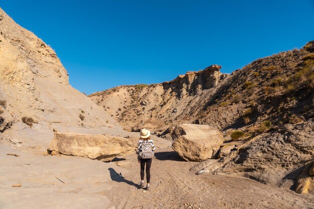 Um jovem caminhante no deserto de Tabernas, província de Almeria, Andaluzia. Em uma caminhada na Rambla del Infierno