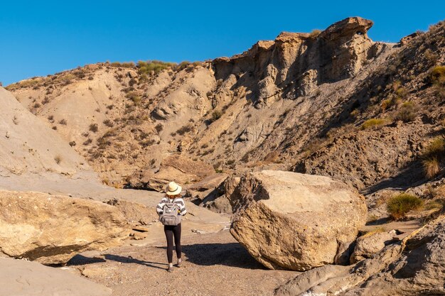 Um jovem caminhante no deserto de Tabernas, província de Almeria, Andaluzia. Em uma caminhada na Rambla del Infierno