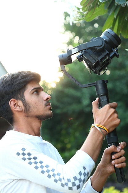 Um jovem capturando o melhor momento da natureza. foco seletivo, profundidade rasa de arquivado, borrão.