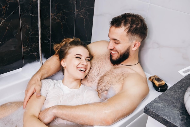 Um jovem casal a beijar-se.