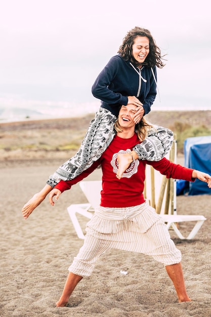 Um jovem casal a divertir-se na praia.