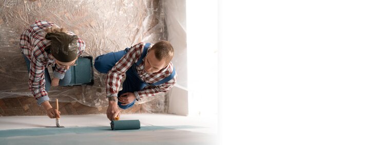 Foto um jovem casal a pintar a parede com um rolo na sua nova casa um casal feliz com pintura a redecorar a casa