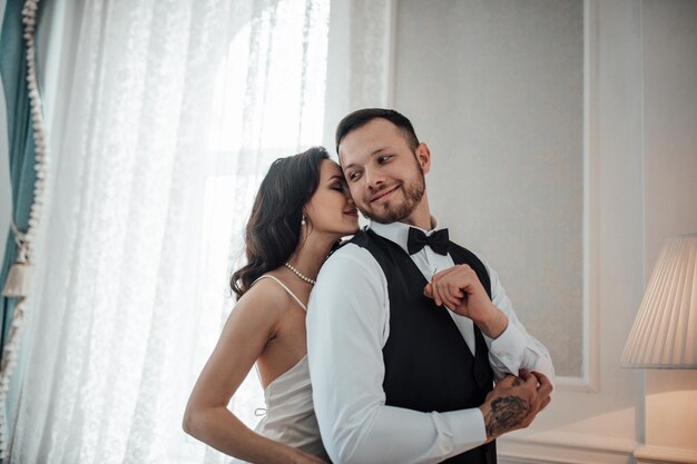 Foto um jovem casal a sorrir.