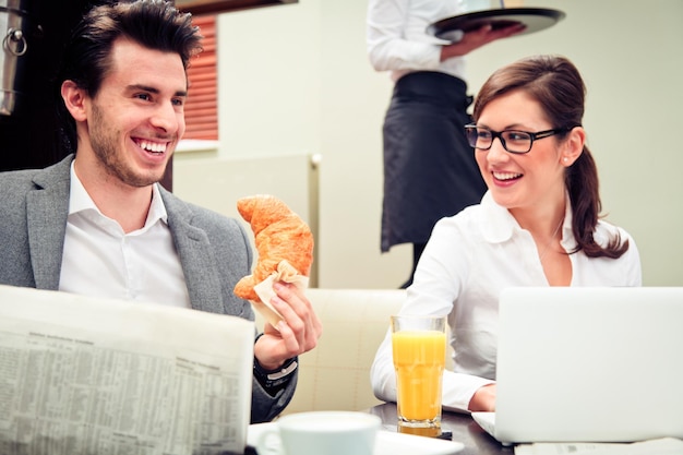 Um jovem casal a tomar o pequeno-almoço.