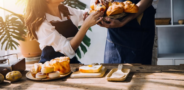 Um jovem casal adulto feliz fazendo o café da manhã e bebendo café juntos na cozinha aconchegante da casa pela manhã em casa preparando refeições e sorrindo conceito de estilo de vida, lazer e amor