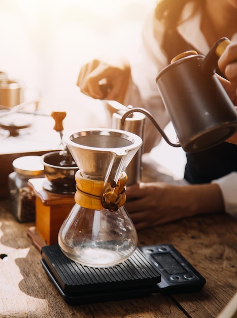 Um jovem casal adulto feliz fazendo o café da manhã e bebendo café juntos na cozinha aconchegante da casa pela manhã em casa preparando refeições e sorrindo conceito de estilo de vida, lazer e amor