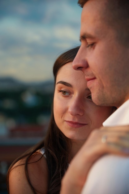 Foto um jovem casal apaixonado abraça-se.