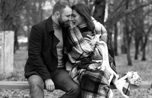 Um jovem casal apaixonado em um passeio no parque de outono