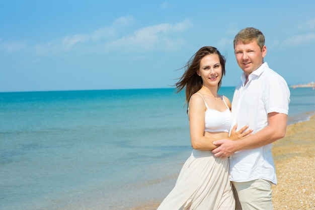 Um jovem casal apaixonado na praia