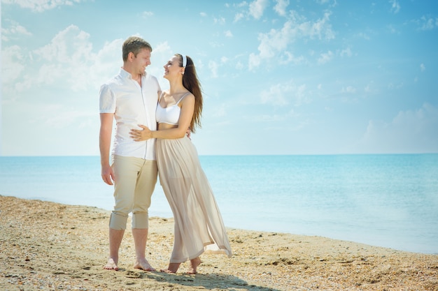 Um jovem casal apaixonado na praia