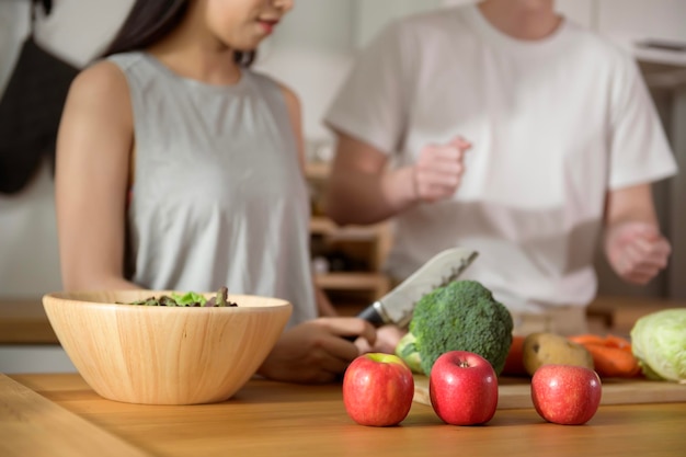 Um jovem casal asiático gosta de cozinhar com vegetais saudáveis e ingredientes de frutas na cozinha em casa conceito de estilo de vida saudável