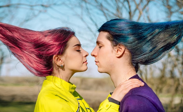 Um jovem casal com cabelos coloridos a abraçar-se