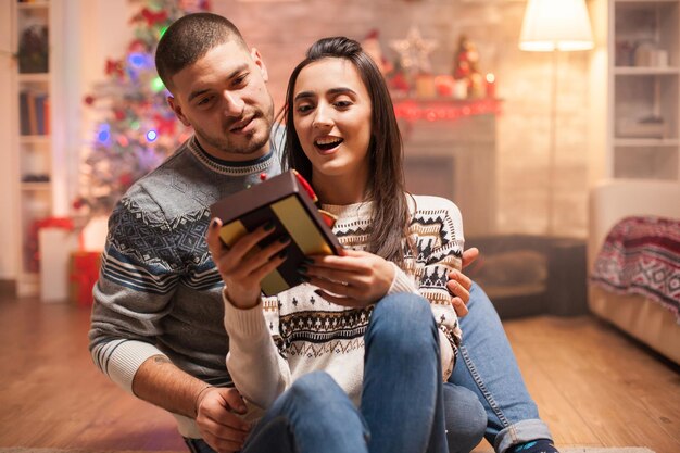 Foto um jovem casal com um telemóvel