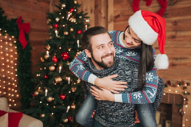 Um jovem casal comemorando o feriado em casa