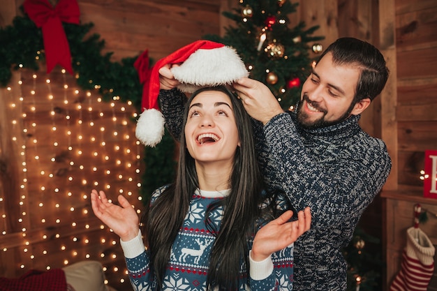 Um jovem casal comemorando o feriado em casa