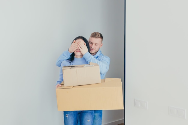 Um jovem casal comemorando um novo lar