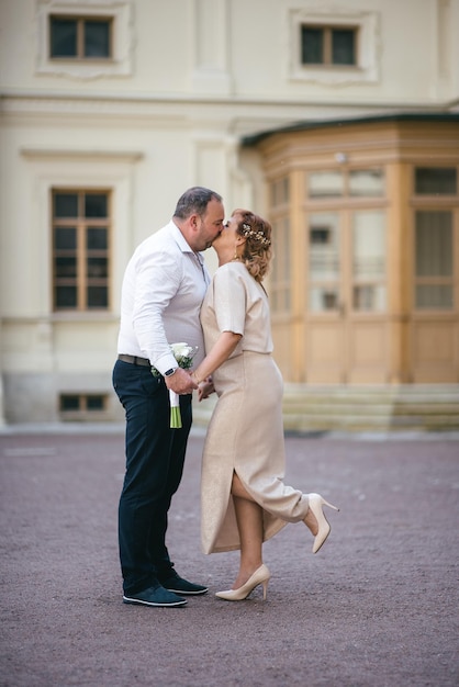 Um jovem casal de amantes se beijando