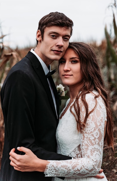Um jovem casal de mãos dadas.