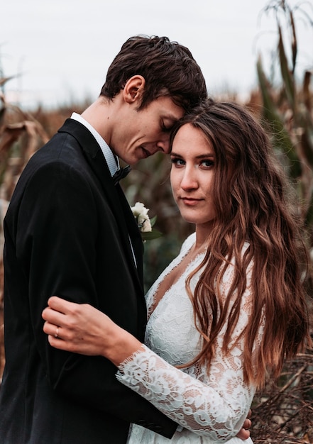 Um jovem casal de pé ao ar livre