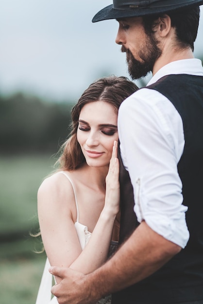 Foto um jovem casal de pé ao ar livre